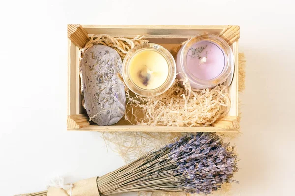 Düz kompozisyon, iki el yapımı kahverengi pembe sabun ile portakal rengi, kurumuş portakal dilimleri, gül çiçekleri, pastel vanila mumu ve ahşap desenli buğday başaklarıyla birlikte. Yatay fotoğraf. 