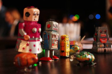 Masada renkli SSCB mekanik robot oyuncakları.