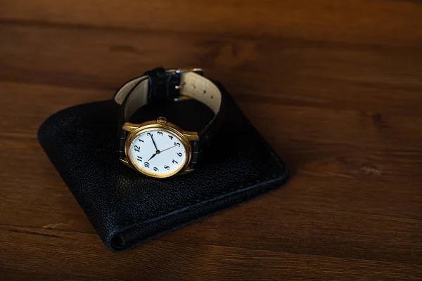 Reloj Pulsera Retro Oro Con Números Romanos Dial Encuentran Una —  Fotos de Stock