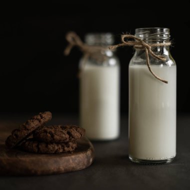 Süt ve mis kokulu kurabiyeler.