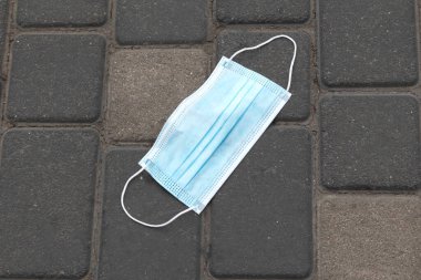 Karantina çıkışı, açık hava sağlık maskeleri, çevre kirliliği, salgının sonu, koronavirüs.