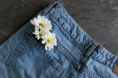 Kot pantolon cebinde çiçekler, bahar havası, yakın plan, düz la