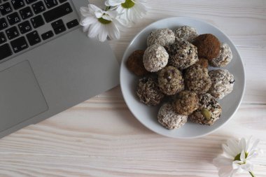 Çalışma alanı, iş yerinde kahvaltı, düz yatak, lezzetli sağlıklı tatlılar, atıştırmalık protein topu.