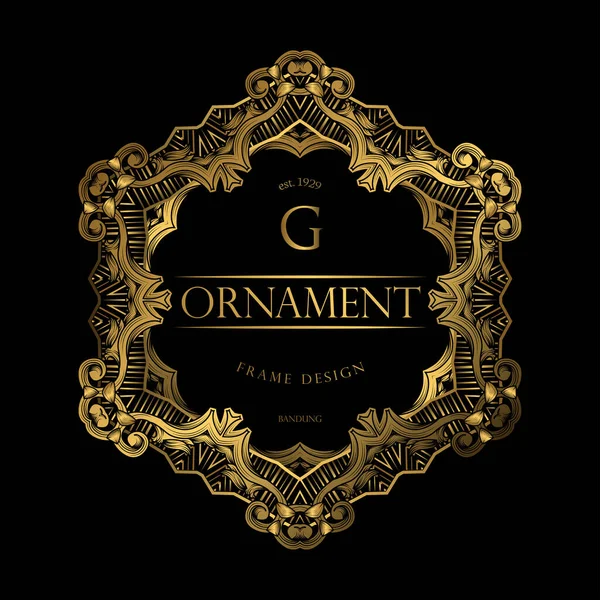 Altın Renkli Lüks Arkaplan. Tasarım elementi süslemesi, etiket, logo şablonları. Süs Arkaplanda Altın Lüks Çiçeklerle Yapıldı