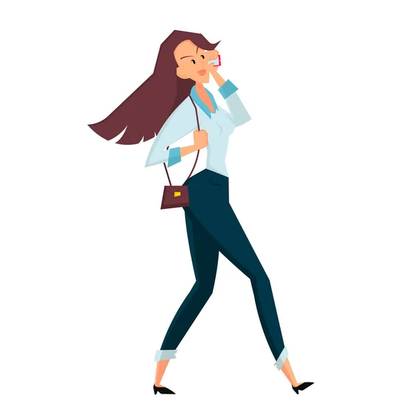 Mujer de negocios caminando y hablando por teléfono. Ilustración vectorial plana a color — Vector de stock