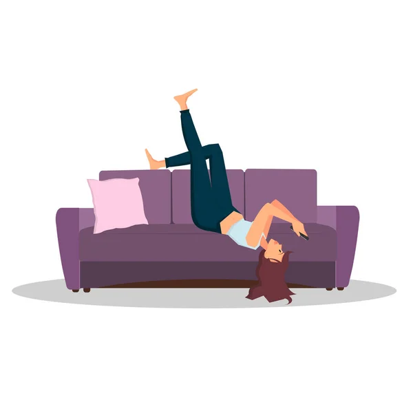 Donna sdraiata sul divano e guardando sullo smartphone. Illustrazione vettoriale a colori . — Vettoriale Stock