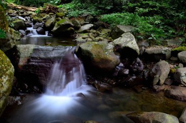 Kayalar Boyunca Stratified Şelalesi