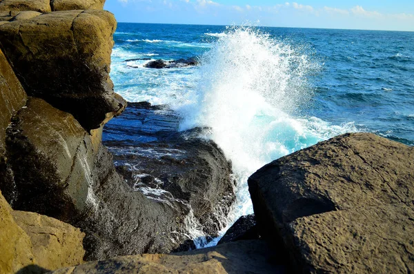 Wave Hit Rock Och Uppdelning — Stockfoto