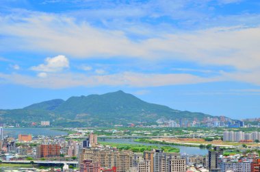 Güzel Dağ ve Nehir Şehir boyunca akıyor