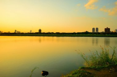 Günbatımından gelen ışık Gökyüzünü ısıtıyor