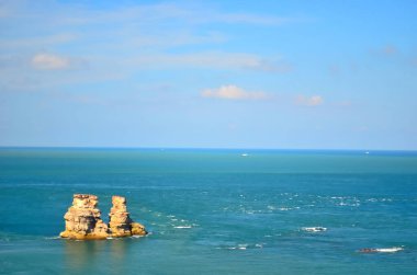 Karı koca, Denizin en uzak köşesinde.