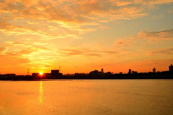 Puesta Sol Desde Sombra Ciudad — Foto de Stock