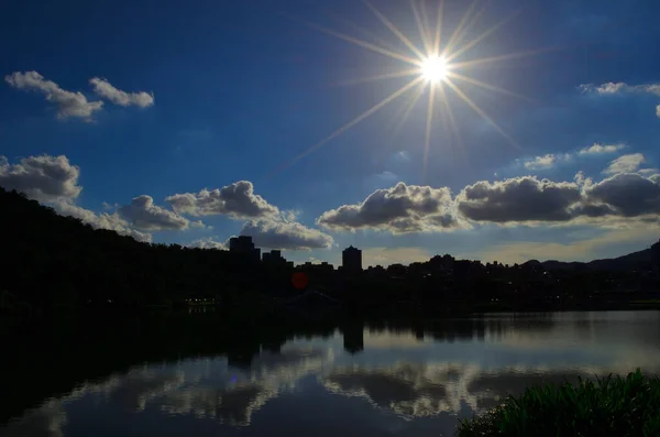 Güneşli Gün, Şehrin Gölgesi ve Gökyüzünün Yansıması