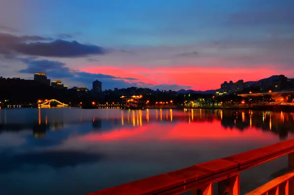 Güzel ve Muhteşem Günbatımı Yangını Skyline, Şehir manzarası ve Yansıması