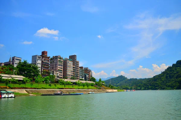 Göldeki Şehir Manzarası ve Dağlar