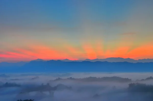 Das Leuchtende Sonnenaufgangslicht Hinter Den Bergen — Stockfoto