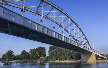 Belvarosi, Macaristan 'ın başkenti Szeged' i Tisza nehri seviyesinden gizledi.