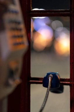 Telefon kulübesi ve gece telefonu kapalı.