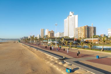 Durban, Güney Afrika 03 Mayıs 2020. Ülkenin COVID19 ulusal tecridinin 4. aşamasına geçmesiyle, Durban, Güney Afrika 'da günlük egzersiz olanağı sağlayan Durban, Güney Afrika' nın ilk gününde, Durban plaj gezisinin genel görünümü kamuoyuna yeniden açıldı.