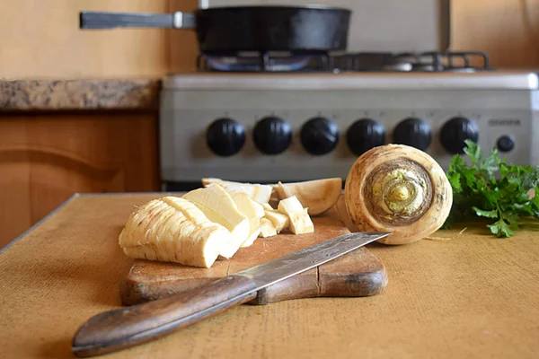 Coupe Panais Sur Une Planche Découper Bois — Photo