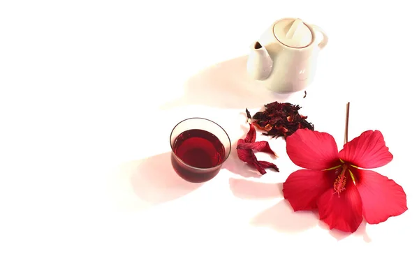 Kieliszek Herbaty Hibiskusa Kwiat Hibiskusa Jego Płatki Izolacja — Zdjęcie stockowe