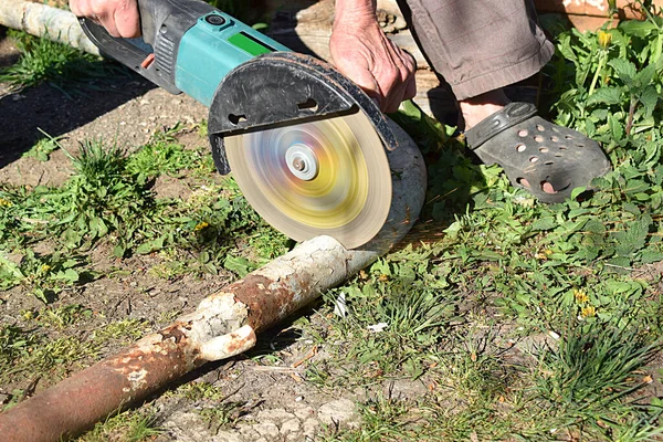 Taglio Vecchio Tubo Acciaio Con Smerigliatrice Angolare — Foto Stock