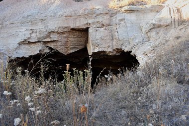 Terk edilmiş alçı taşı, zindanın girişi..