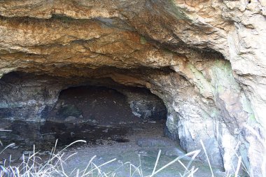 Terk edilmiş alçı taşı, zindanın girişi..