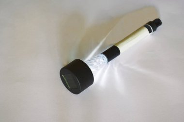 Bahçeyi ve bahçe yollarını aydınlatmak için güneş enerjili bir lamba..