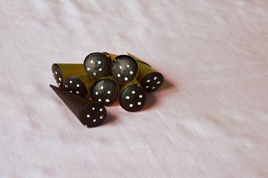 Pembe arka planda koni şeklinde çikolata yığını..