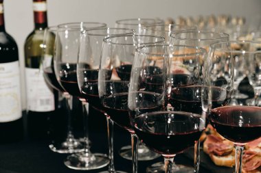 Misafirlere servis edilen kırmızı şarap kadehleri. Ziyafet Konsepti .