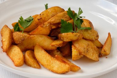 Bir tabak maydanozlu kızarmış patates.