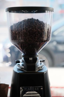 Kavrulmuş kahve çekirdekleri kahve makinesine karıştırılmaya hazır. Küçük bir iş. Yemek servisi. Kafe.