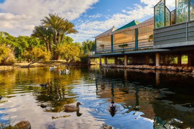 Restoran çardağı göl kenarında.