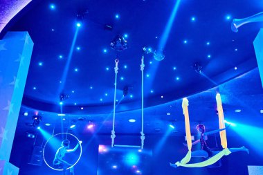 Sirk atmosferli bir disko kubbesi.