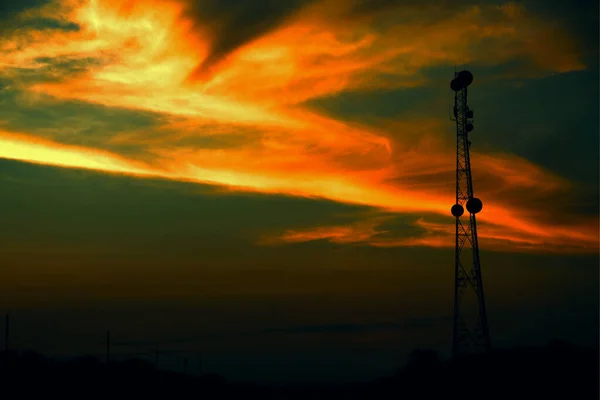 Pôr Sol Dramático Nuvens Lindas Com Torre Eletricidade — Fotografia de Stock