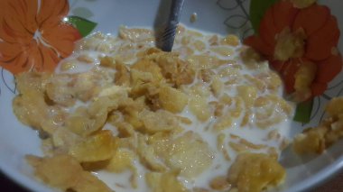 Sütlü lezzetli mısır gevreği.