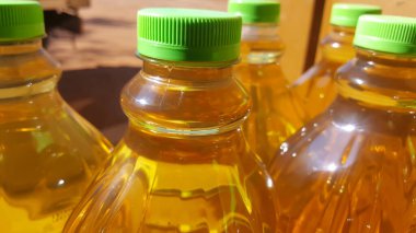 Boyun şişelerinin üstünde yağ var.