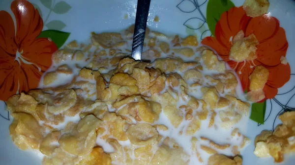 Välsmakande Cornflakes Med Mjölk — Stockfoto