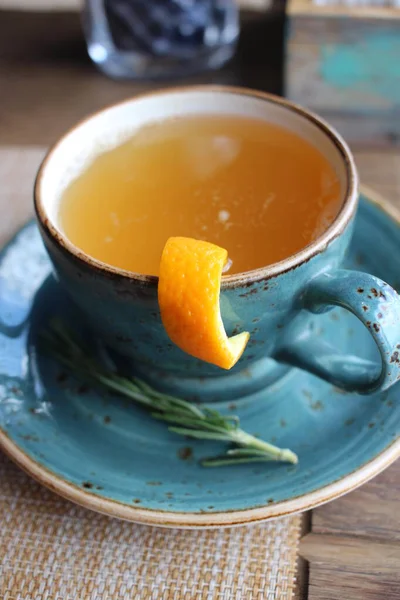 Gyógynövény Tea Rozmaringgal Narancssárga Kék Kerámia Csésze Nagyon Forró Pihentető — Stock Fotó