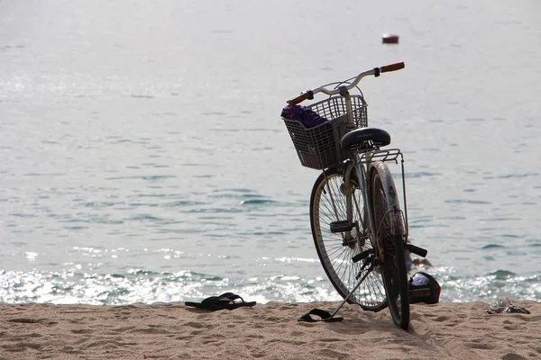 Stary Rower Zatrzymujący Się Plaży Morskiej Japonkami Pobliżu — Zdjęcie stockowe