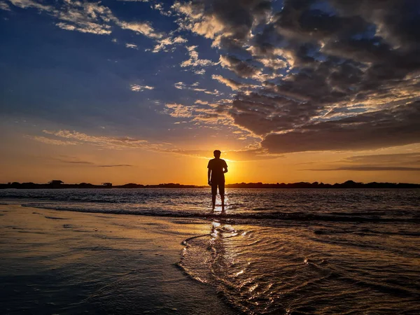 Silhouette Des Menschen Der Den Sonnenuntergang Des Flusses Beobachtet — Stockfoto