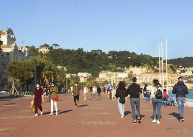 Fransa 'nın güzel şehrinde insanlar yürüyor ve maske takıyor.