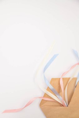 İzole edilmiş kağıt zarf pembe mavi beyaz kurdeleler beyaz zemin