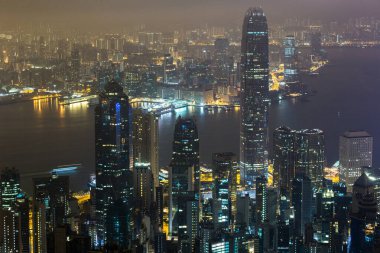 Hong Kong 'daki Victoria Limanı' nın gece manzarası.