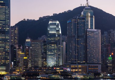 Hong Kong 'daki Victoria Limanı' nın gece manzarası.