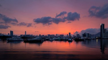 Hong Kong, Kwun Tong Limanı 'nda inanılmaz bir günbatımı yakalandı.