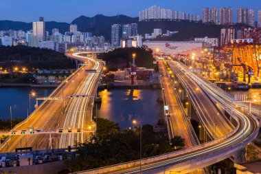 Hong Kong Kwai Chung konteyner terminalindeki yoğun trafiğin gün batımı görüntüsü.