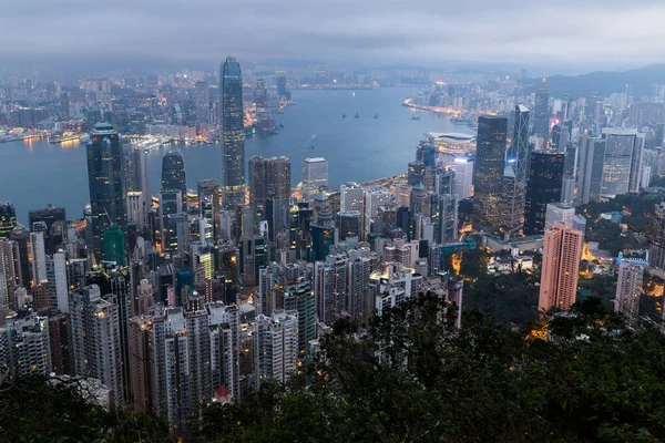 Hong Kong 'daki Victoria Limanı' nın gece manzarası.