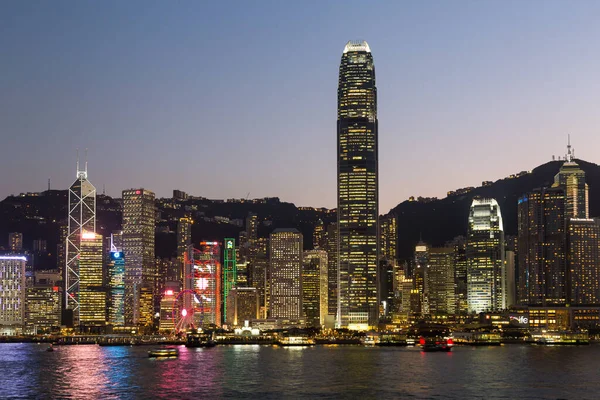 Hong Kong 'daki Victoria Limanı' nın gece manzarası.